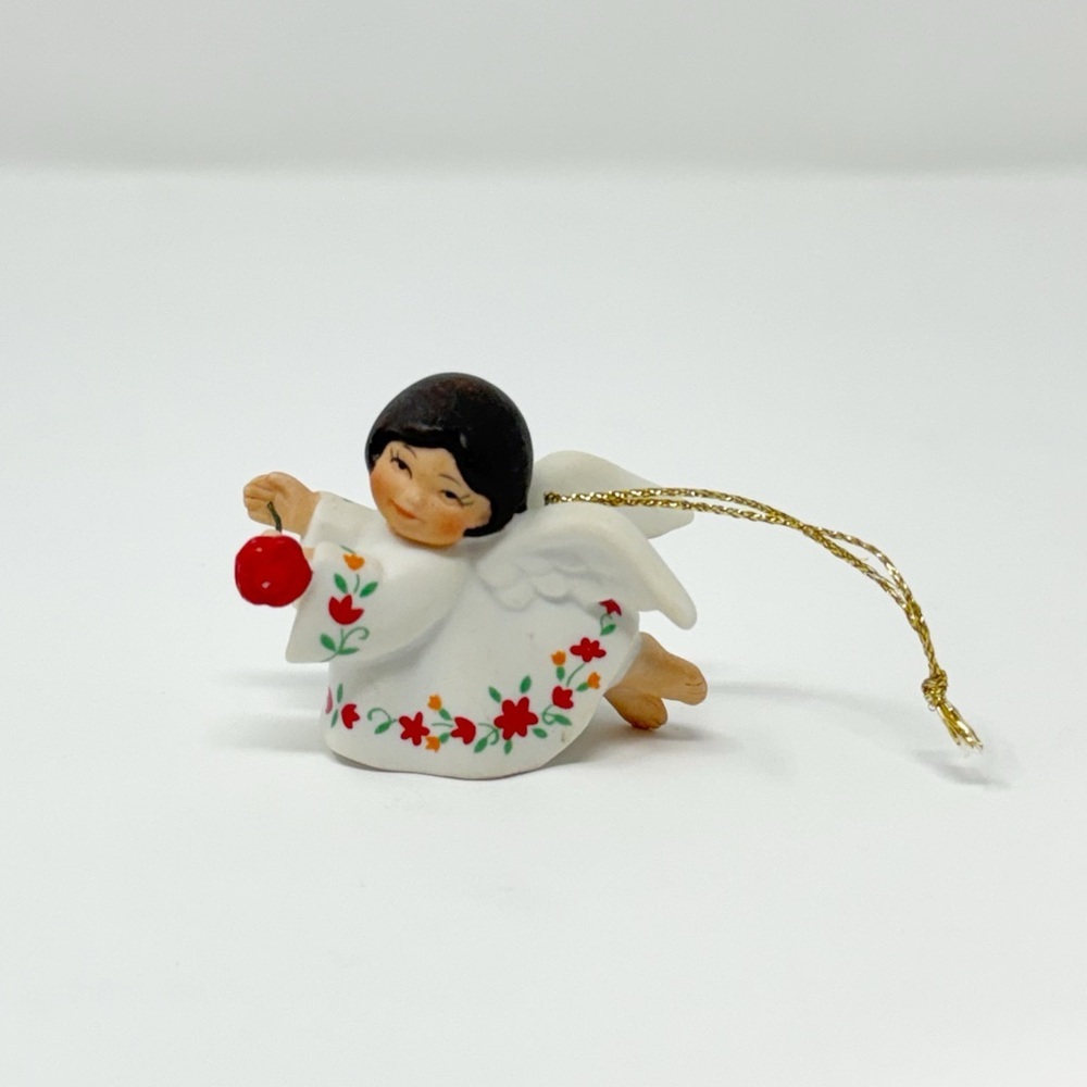 Avon Vintage Angel Ornament 1983 White Porcelain Ceramic Cherub Flower Garland